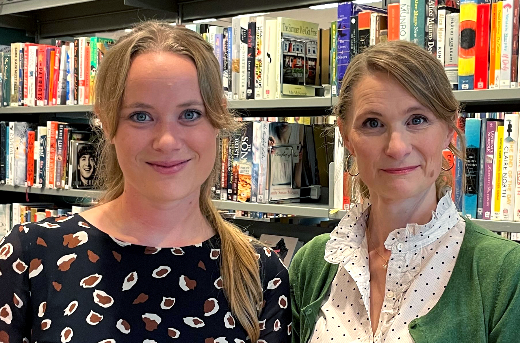 Två kvinnor i ett bibliotek